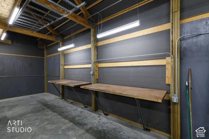 Shopt interior showing work bench area