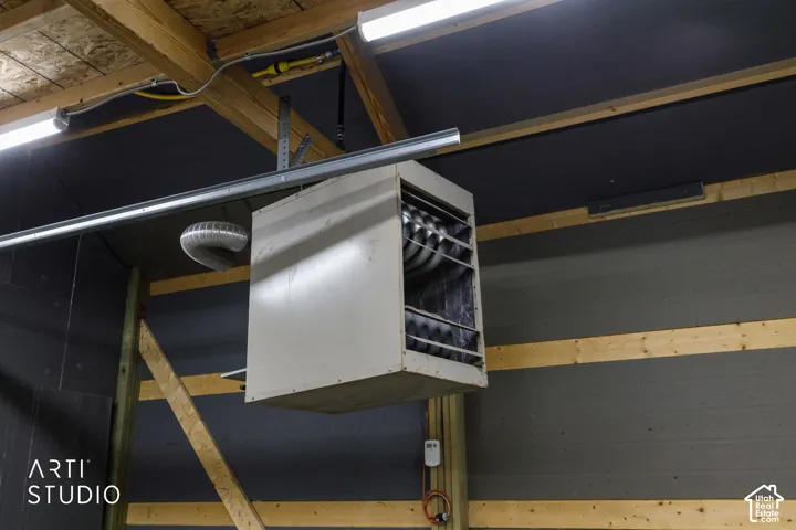 Heating unit for exterior shop