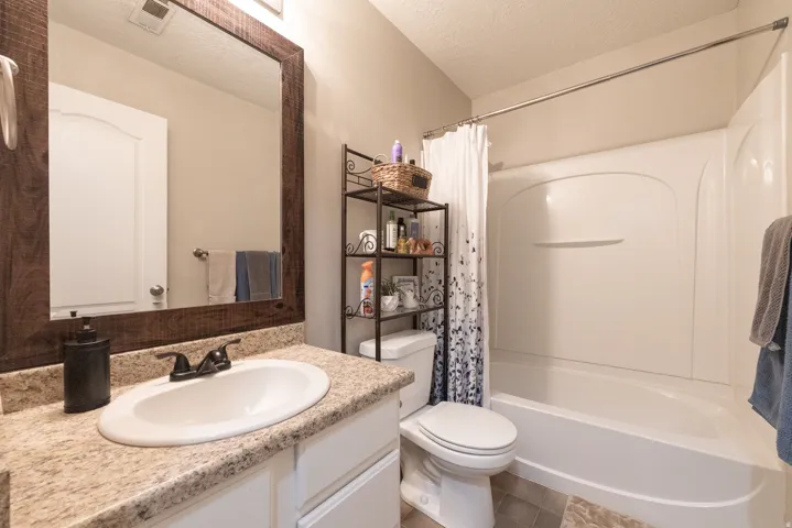 Upstairs hall full bathroom