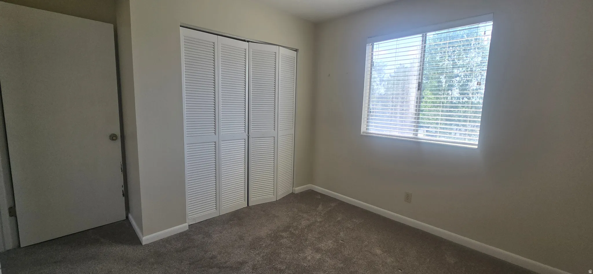Neutral wall tones with carpet flooring