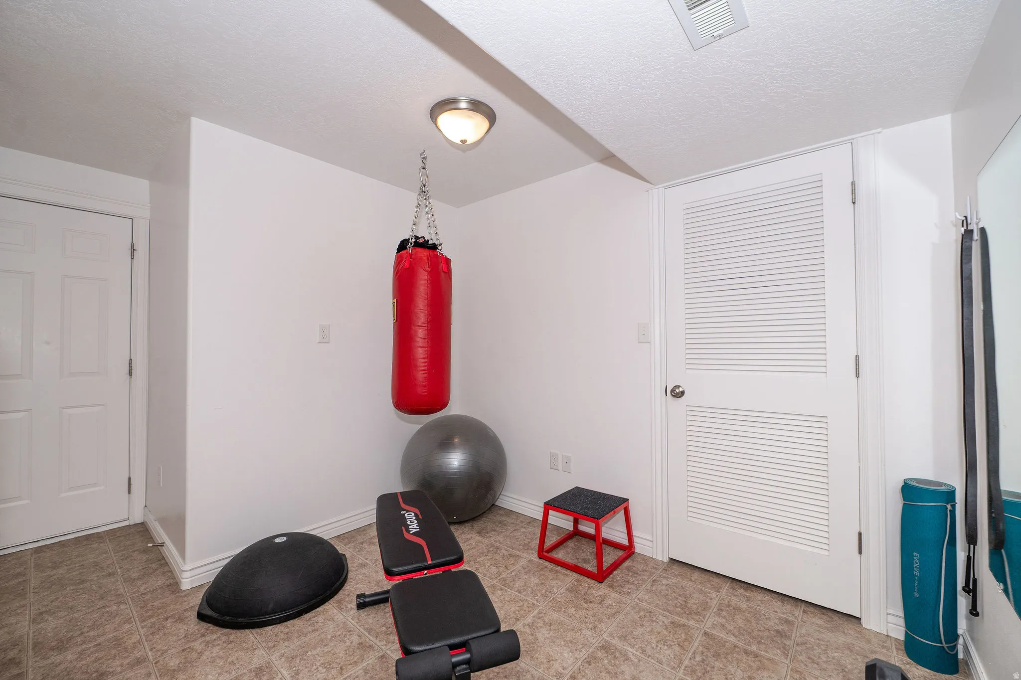 Recessed ceiling light fixture and textured ceiling
