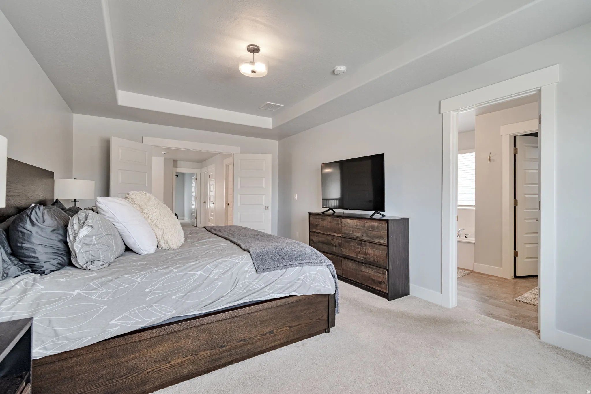 Recessed tray ceiling with central lighting