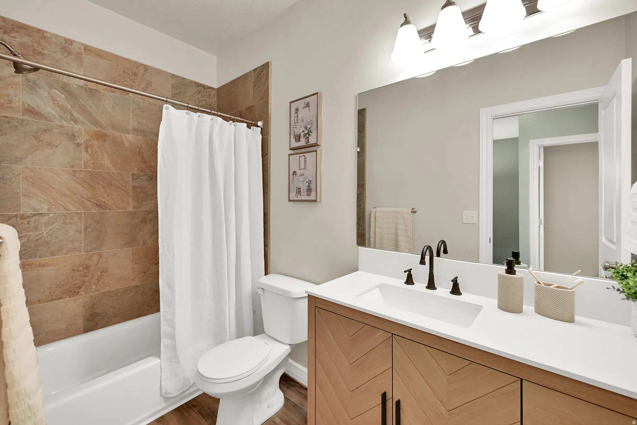 Tub/shower combination with natural stone-look tile surround
