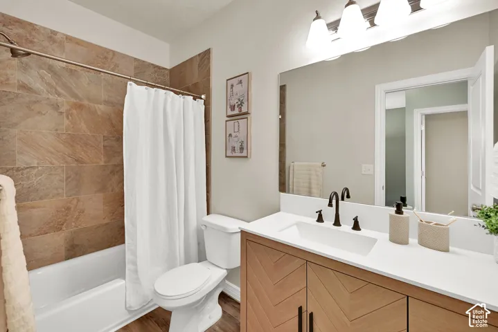 Tub/shower combination with natural stone-look tile surround