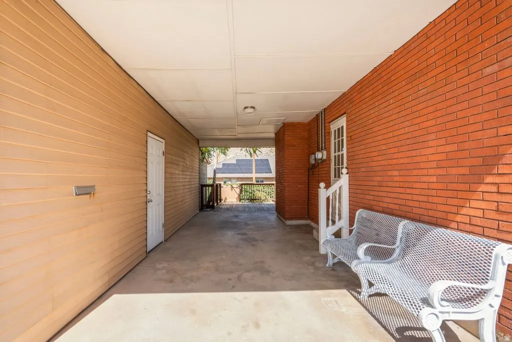 breezeway or narrow carport