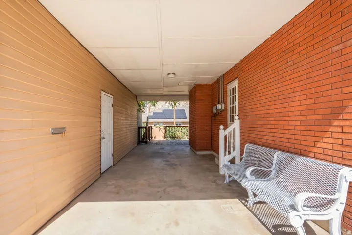 breezeway or narrow carport