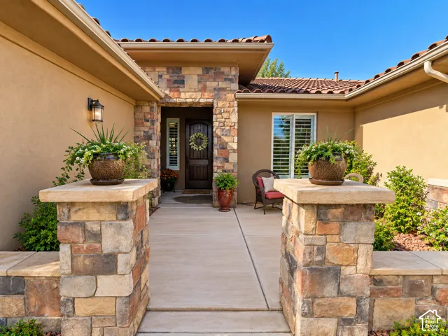 Front patio/seating area