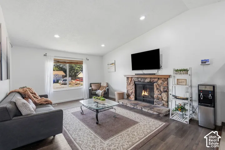 Vaulted ceiling with recessed lighting