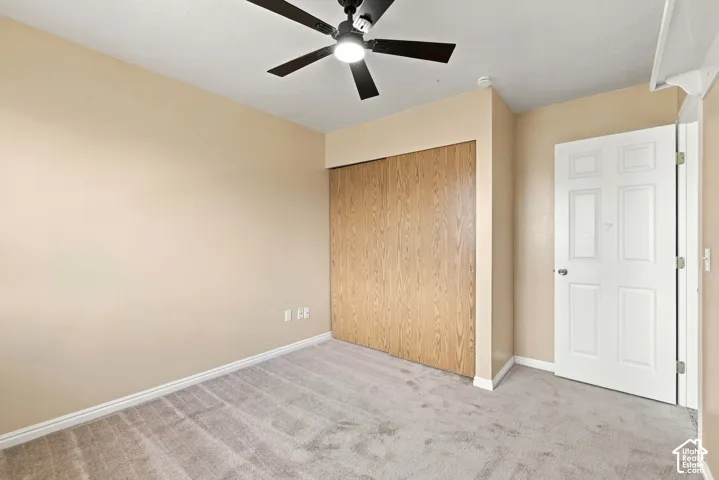 Ceiling-mounted fan with integrated lighting