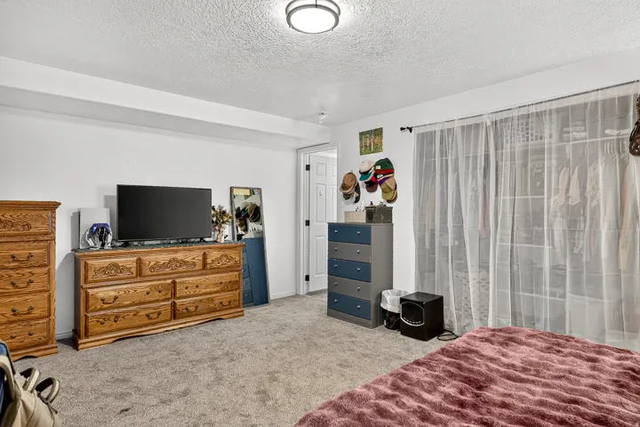 Wall-to-wall carpeting with ample floor space