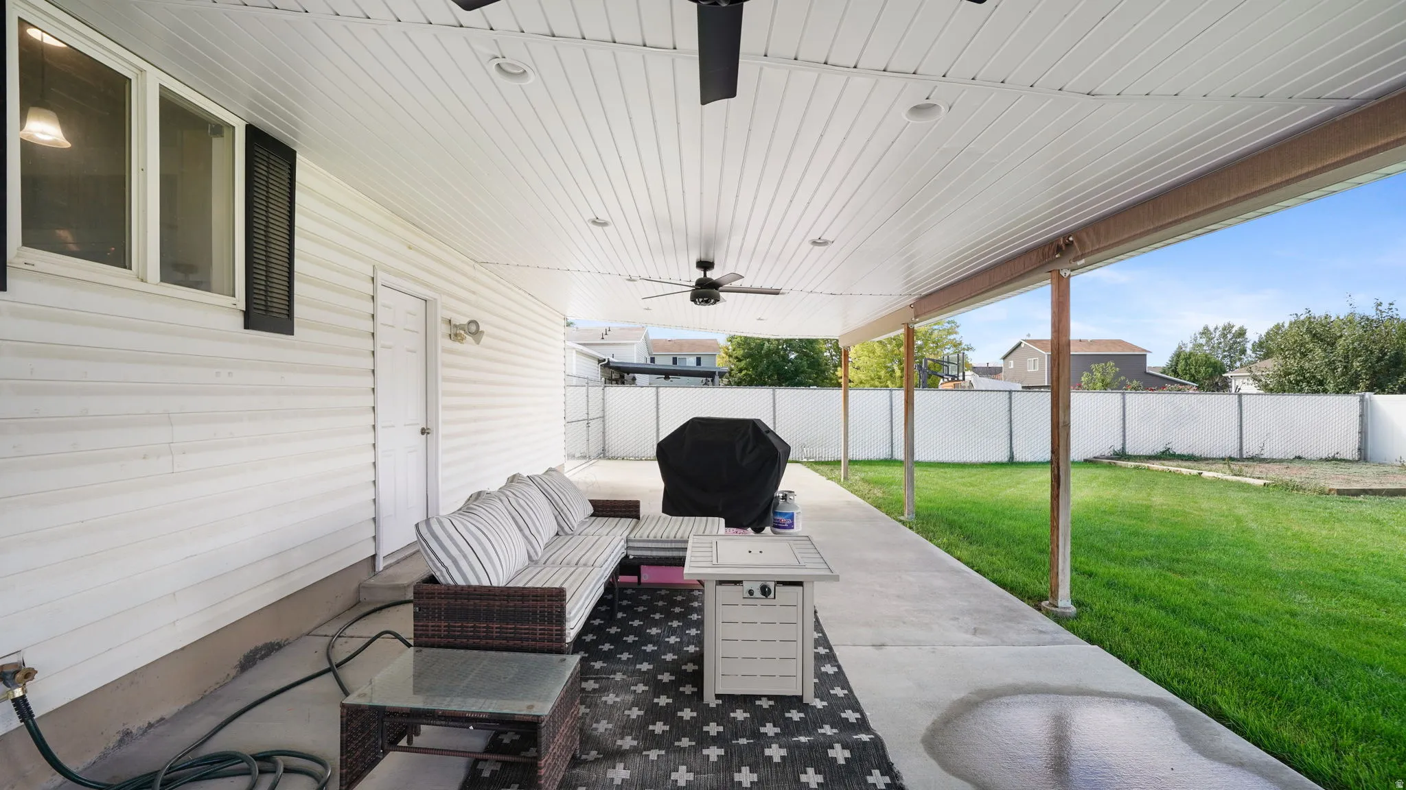 Expansive covered patio with concrete flooring, recessed lighting, and a ceiling fan