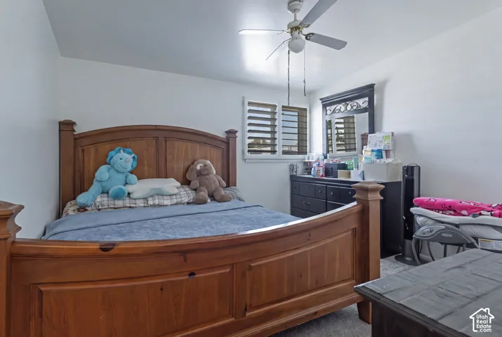 Room with ceiling fan and horizontal blinds