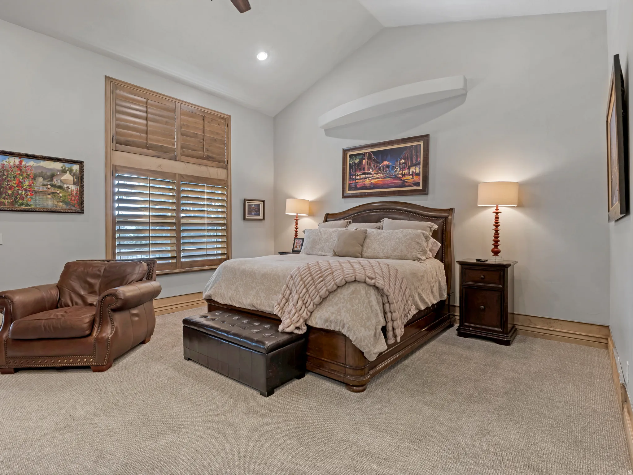 Vaulted ceiling with an architectural ceiling feature