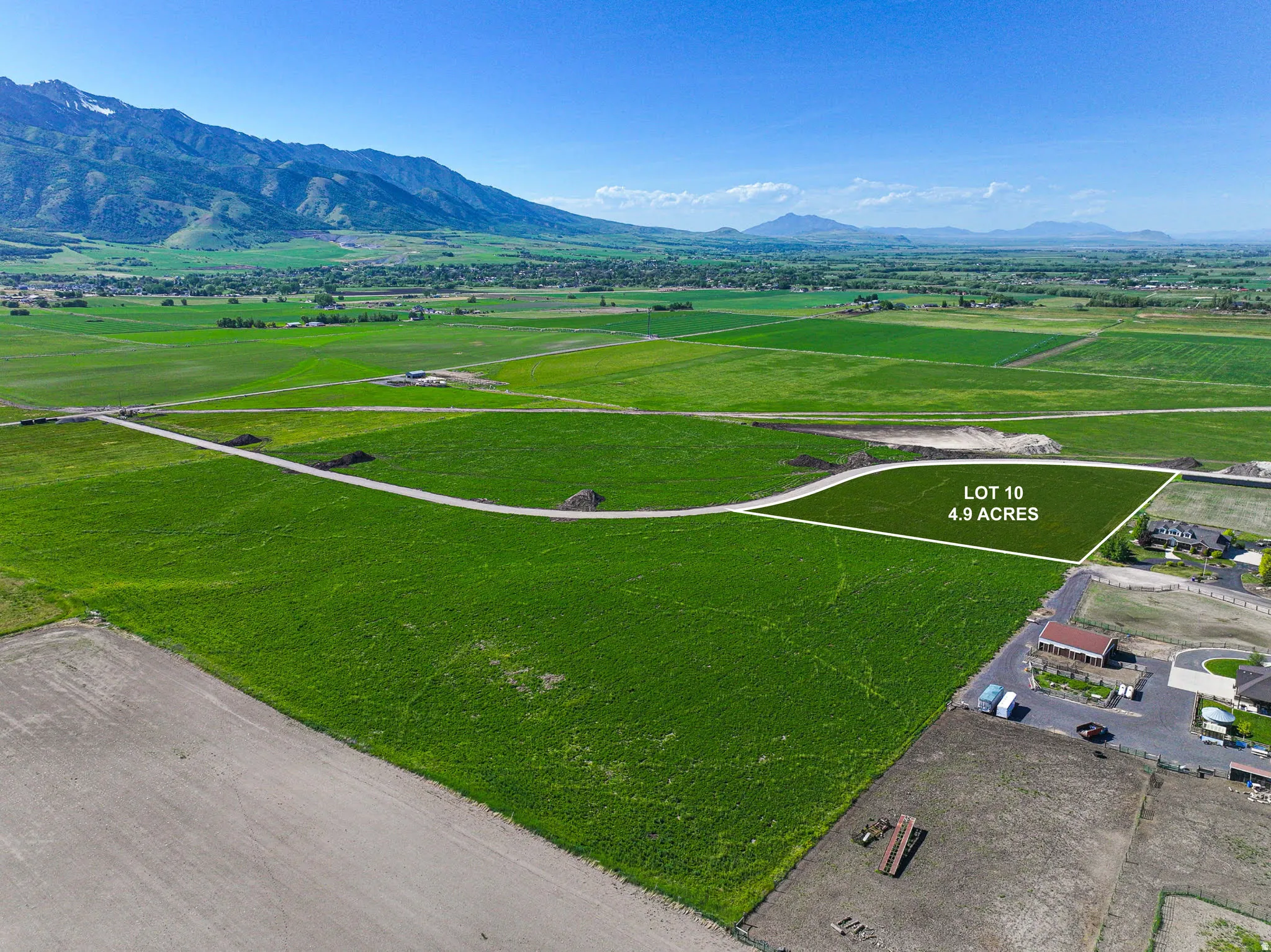 Expansive 4.9-acre lot with clear boundaries and a mountain backdrop
