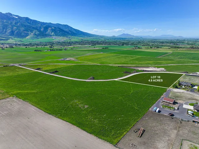 Expansive 4.9-acre lot with clear boundaries and a mountain backdrop