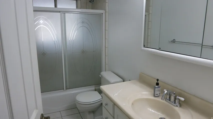 Tub/shower combination with patterned frosted glass enclosure