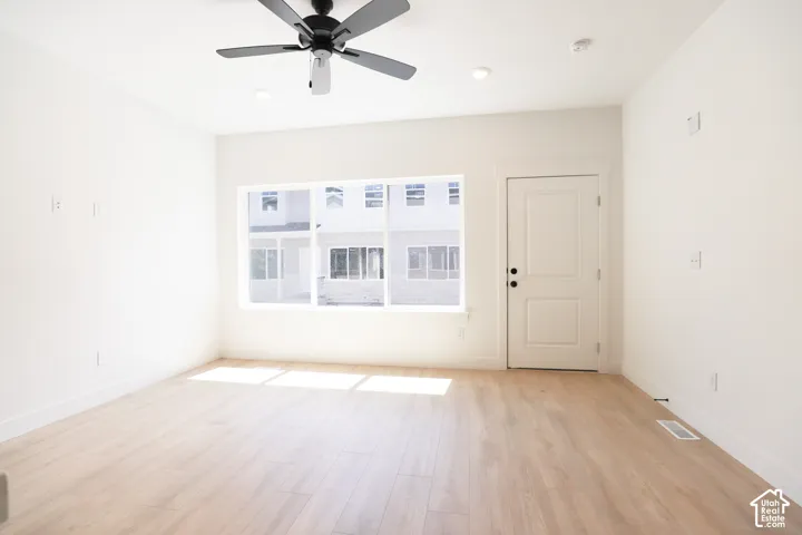 Large family room with 9' ceiling and ceiling fan.