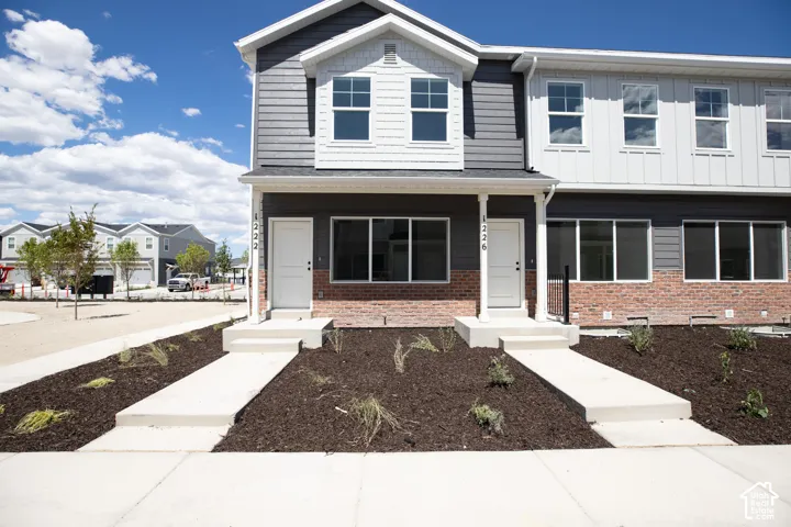 Front view of interior townhome.