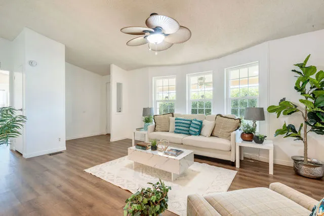 Bay window wall with three large windows