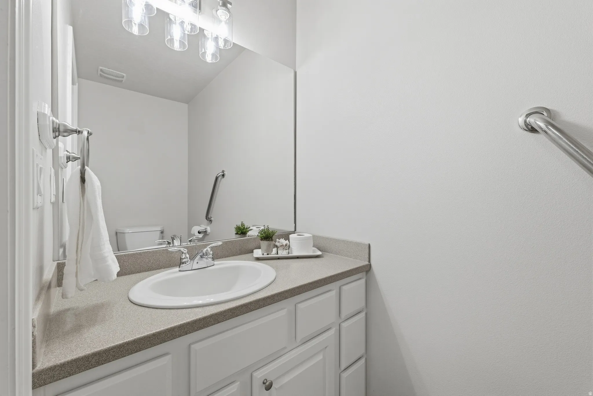 Half bathroom (off laundry/mudroom)