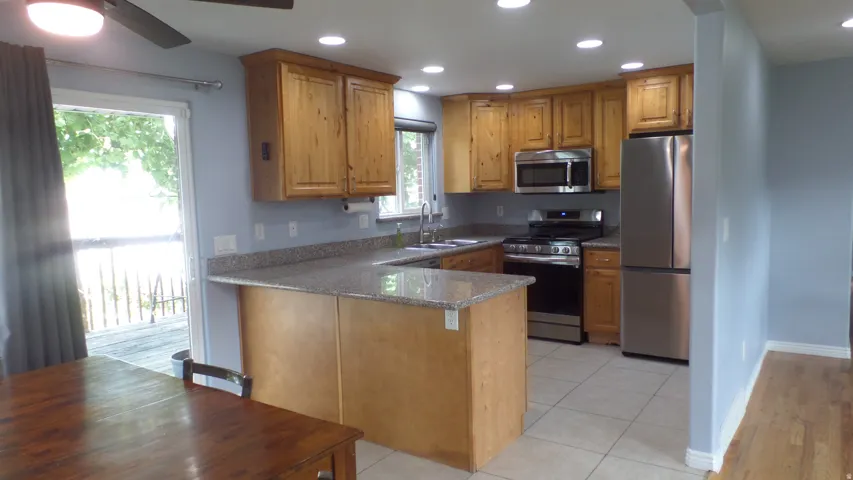 Large Kitchen w/ Breakfast Island & Dining Area