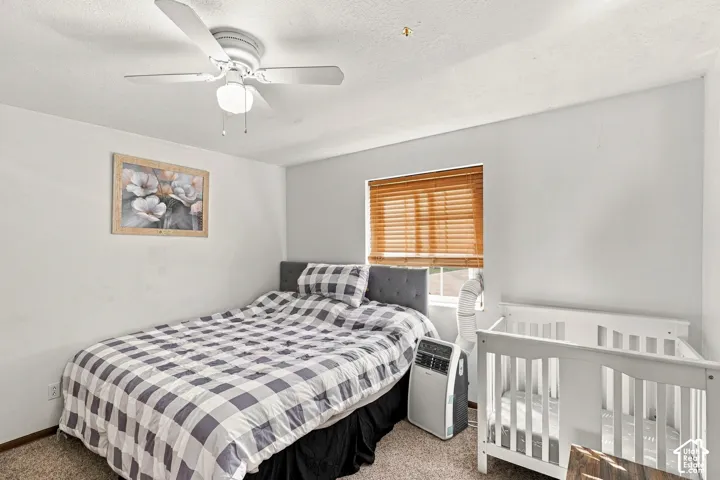 White ceiling fan with integrated lighting