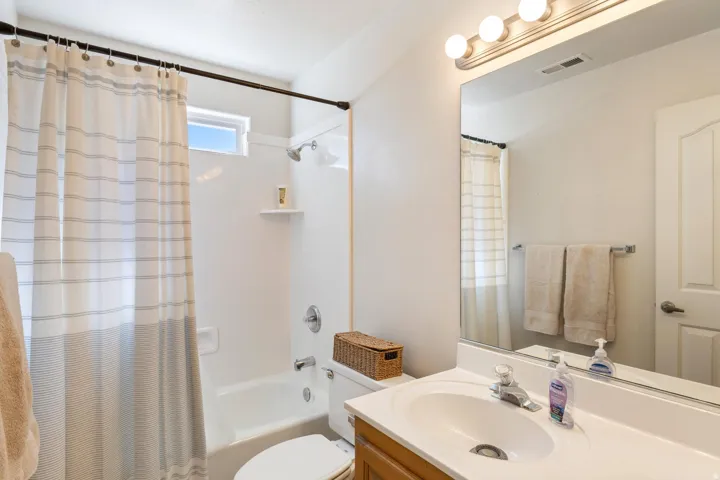 Tub/shower combination with a transom window