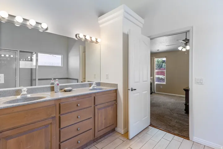 Double vanity with integrated sinks and a large mirror