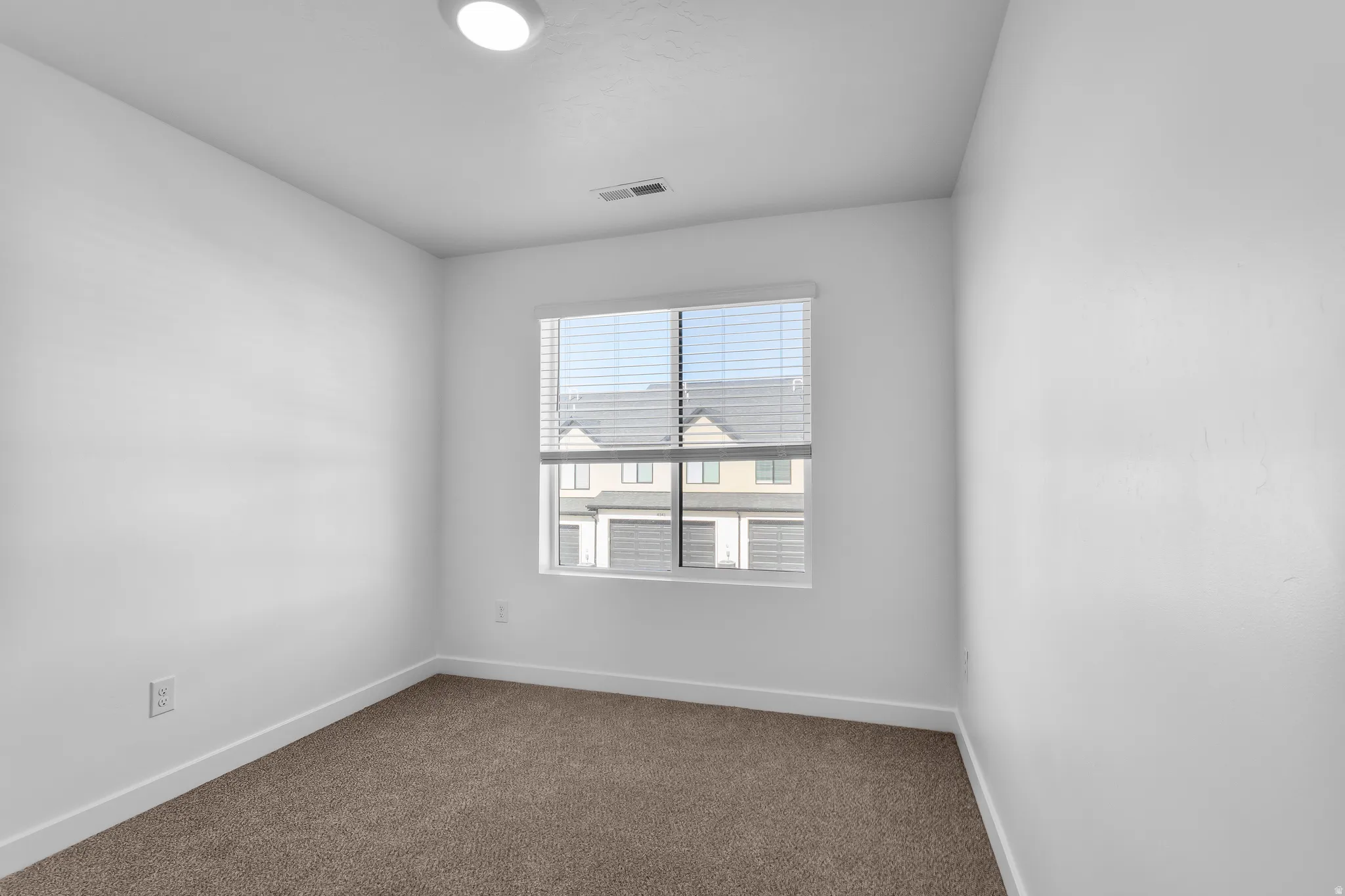 Recessed ceiling light fixture