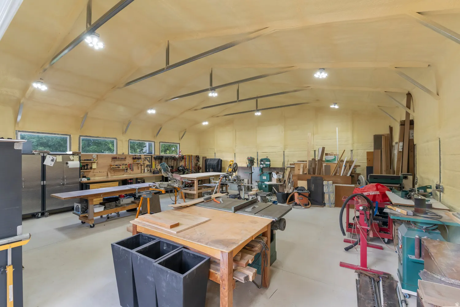 Expansive insulated shop with multiple 220 hookups, Every guys dream!