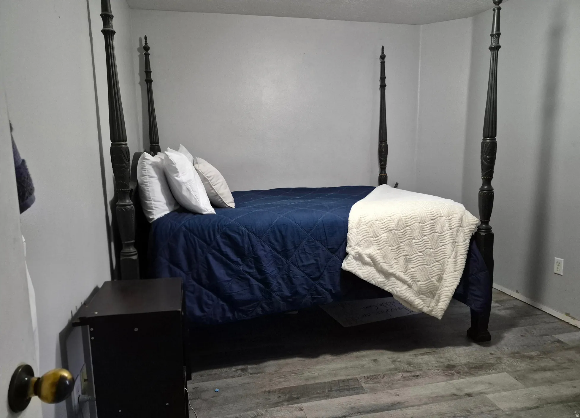 Wood-finish flooring with varying gray tones