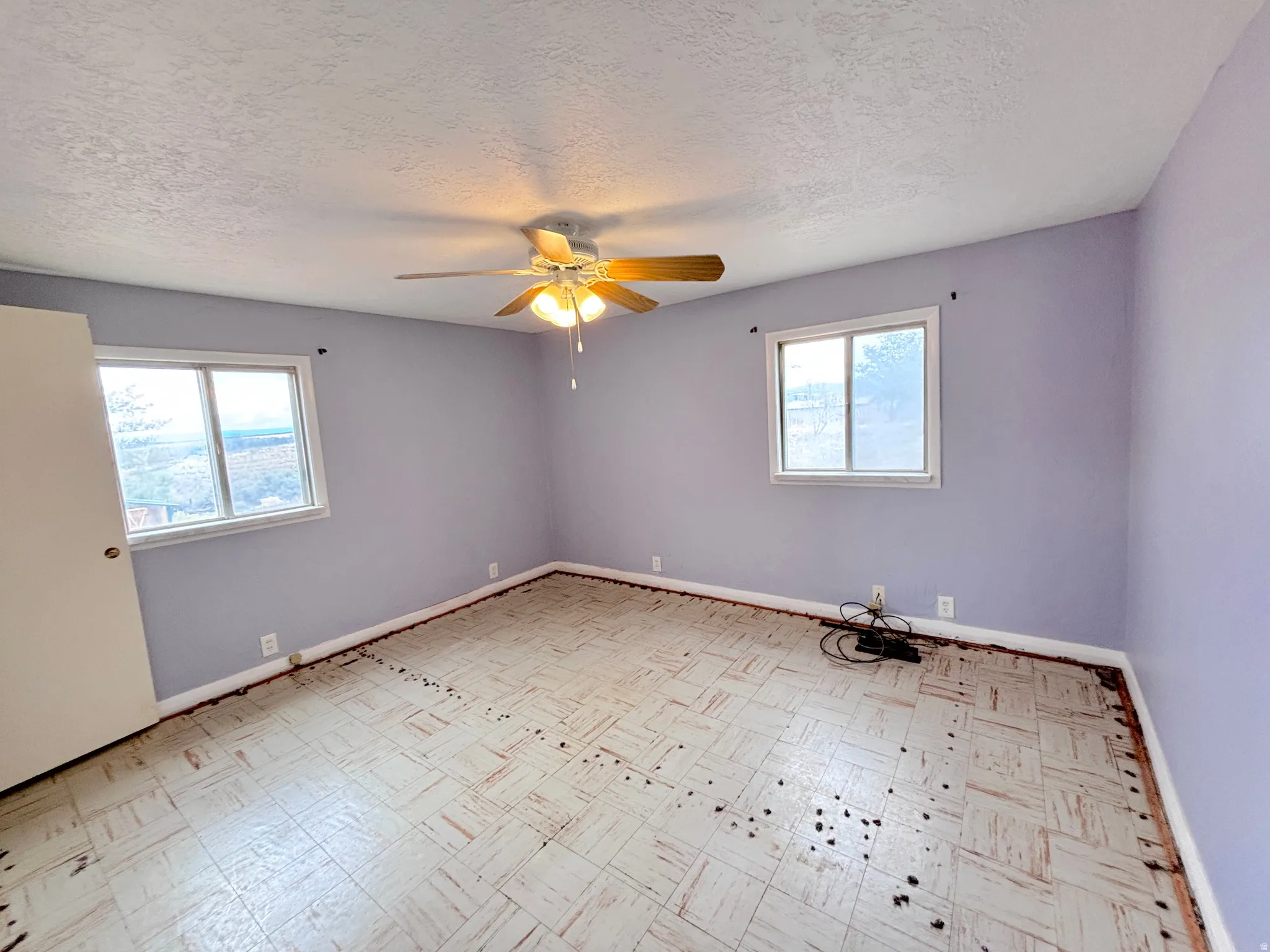 Textured ceiling with a ceiling fan light fixture