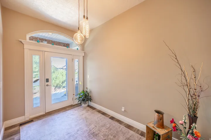 Vaulted ceiling with an attached pendant light fixture