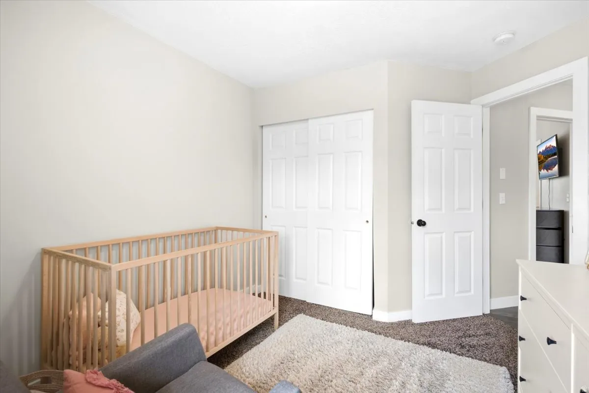 Light-toned walls complement plush carpet flooring