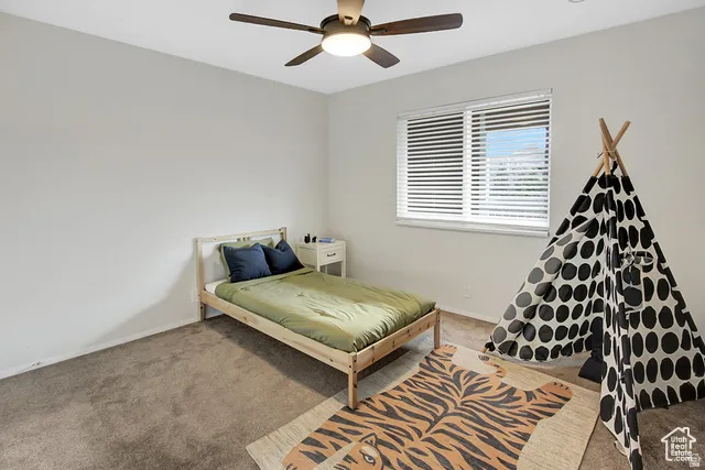 Recessed lighting, ceiling fan with integrated light, single window with blinds, light-toned wall paint, and grey carpeting