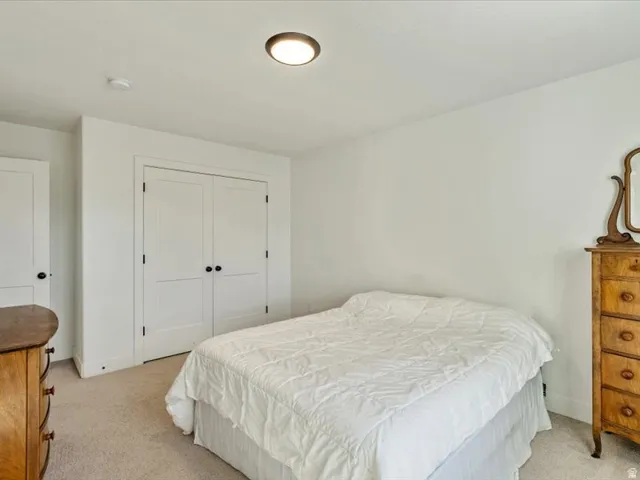 White wall finishes and carpeted flooring
