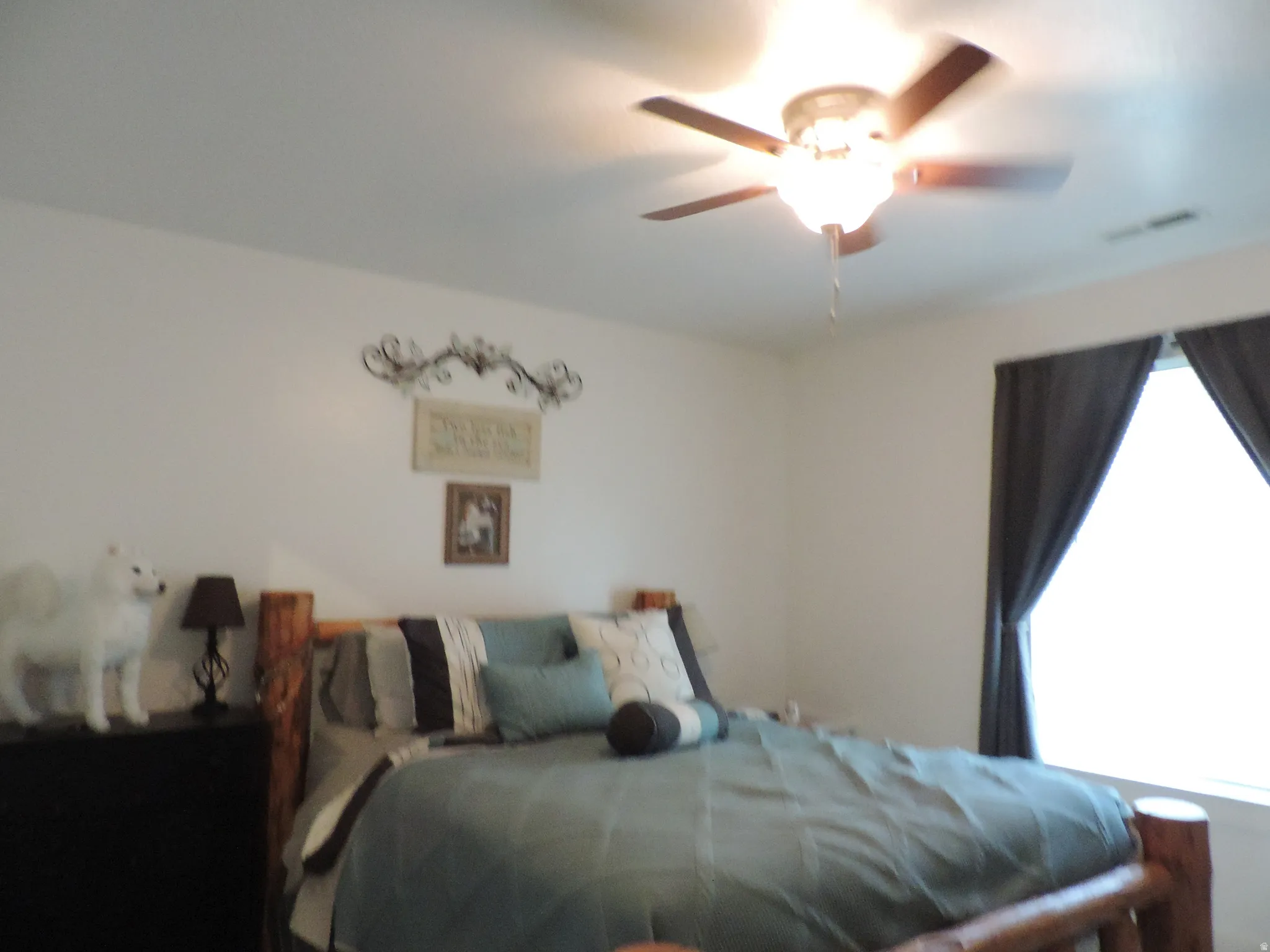 Ceiling fan with integrated lighting