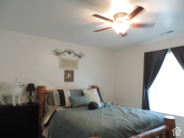 Ceiling fan with integrated lighting