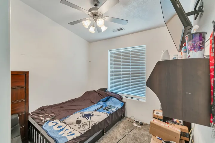 Ceiling fan with integrated lighting