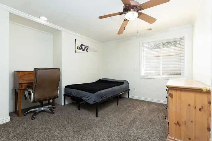 Neutral wall color, recessed lighting, crown molding, ceiling fan with integrated lighting, and window with horizontal blinds