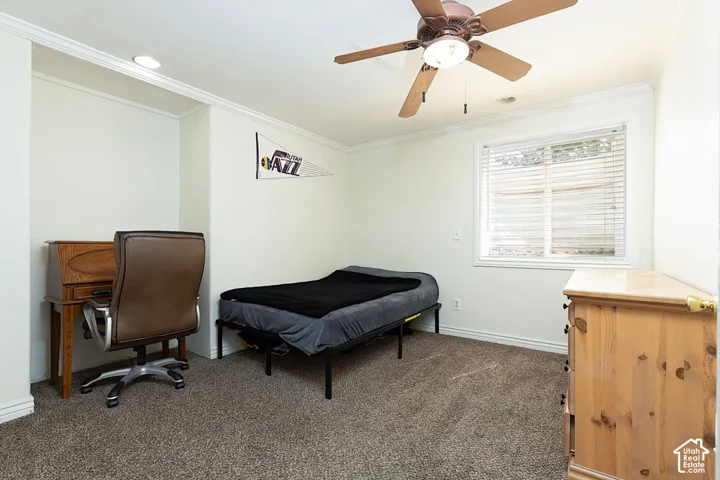 Neutral wall color, recessed lighting, crown molding, ceiling fan with integrated lighting, and window with horizontal blinds