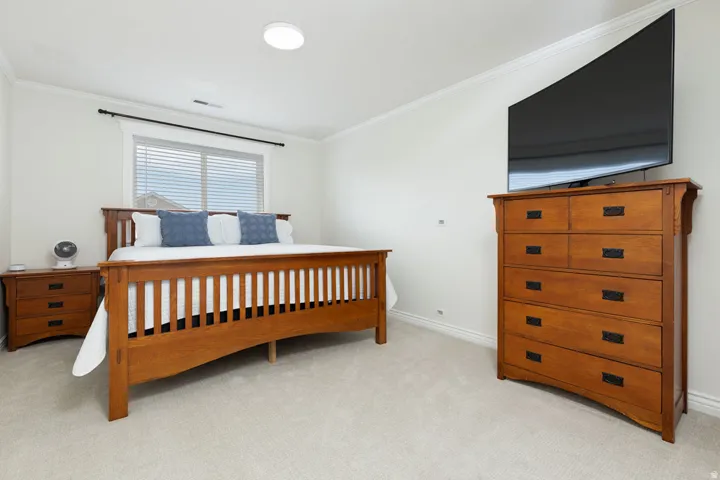 Recessed ceiling light, crown molding, and window with blinds