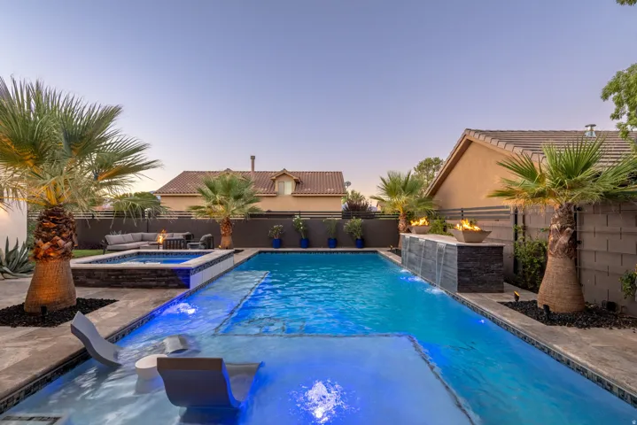 Rectangular swimming pool with integrated spa and Baja shelf
