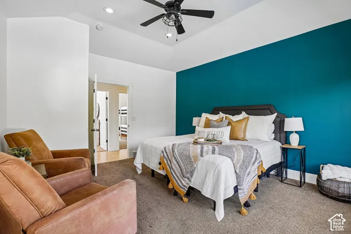 Tray ceiling with a ceiling fan