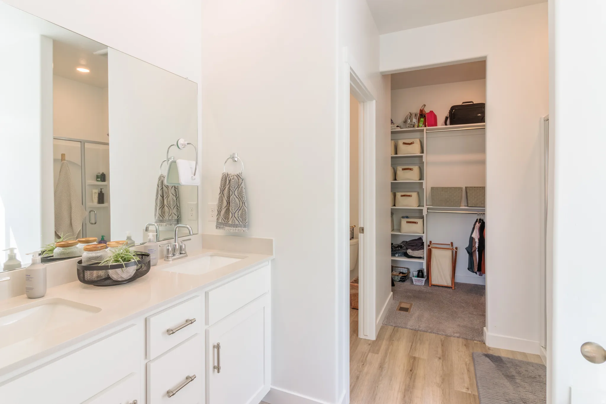 Dual vanity with undermount sinks and light-toned countertops