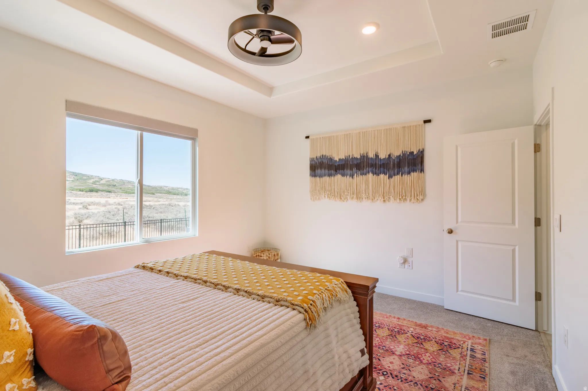 Recessed ceiling with integrated lighting and a ceiling fan