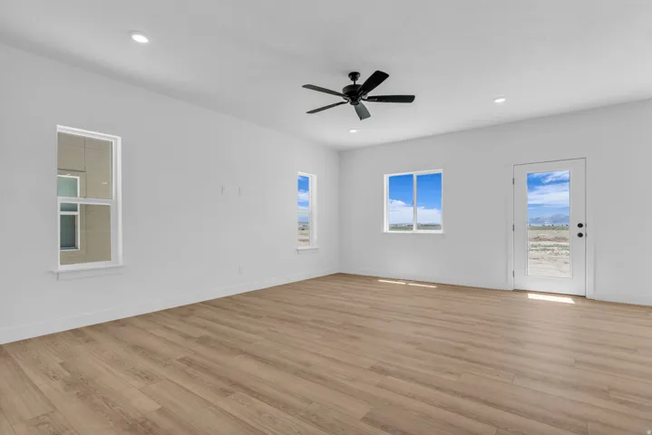 Spacious family room with 9' ceiling and ceiling fan.