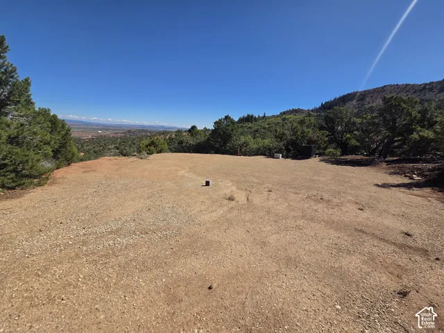 Nice flat area excavated on the bottom!