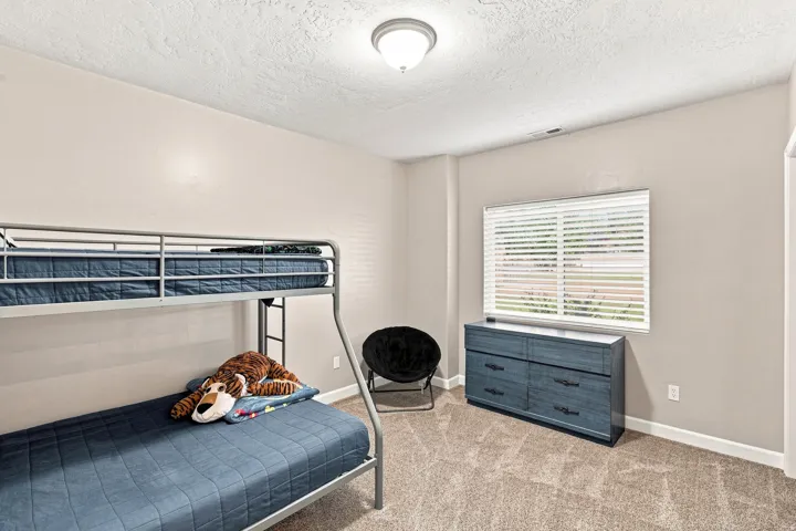Recessed window with blinds