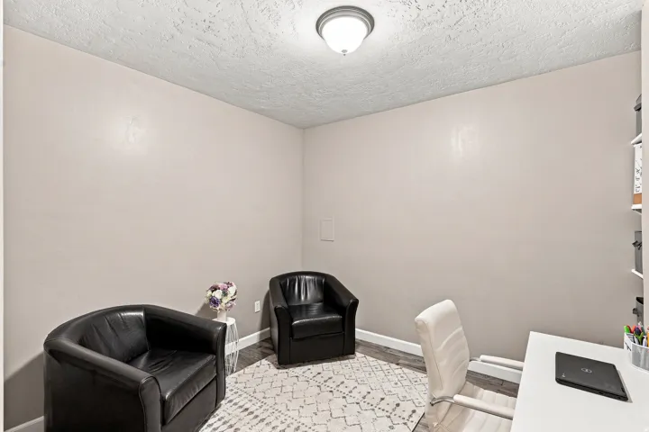 Recessed ceiling light fixture